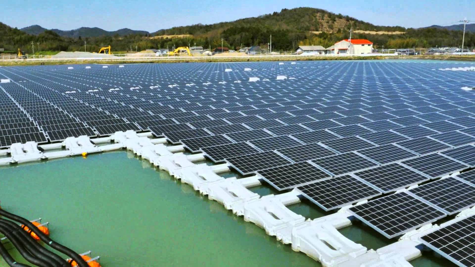 Какая электростанция самая крупная. Гелиостанции в Японии. Солнечная электростанция Hevel. Солнечная электростанция Батамай. Плавучие Солнечный батареи Япония.